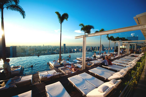 美丽的无边泳池